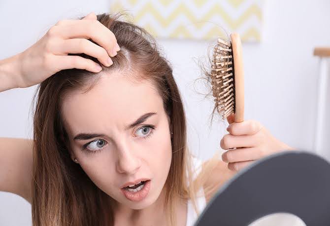 ما هي اسباب تساقط الشعر عند المرأة؟ وما علاجه!
